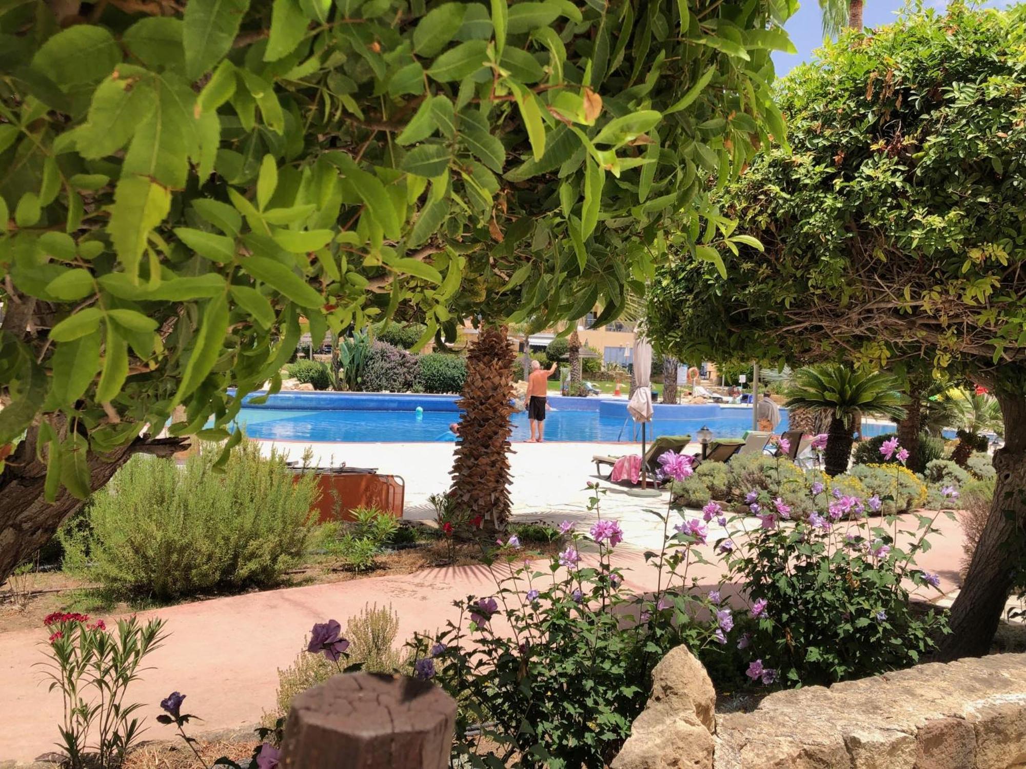 Stylish 1 Bedroom Apartment In Limnaria Gardens Paphos Exterior foto